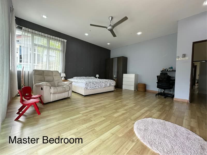 Rumah Berkembar untuk Dijual di Taman Equine (Seri Kembangan) - Joan Lee - Master Bedroom - PropertyGuru.com.my