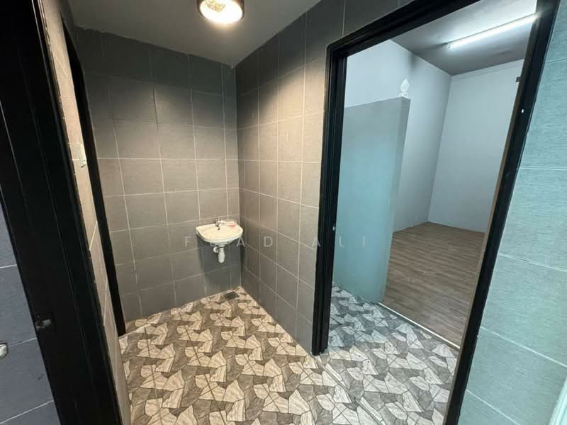 Factory for Rent in Bukit Jelutong (Shah Alam) - Fuad Ali - Bathroom - PropertyGuru.com.my