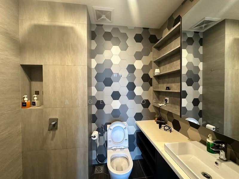 Servis Apartment untuk Dijual di Ceylonz Suites - Angel Goey - Bathroom - PropertyGuru.com.my