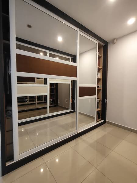 3-storey Terraced House for Sale in Taman Damai Utama (Bandar Kinrara) - Shirley Tan - Top flr master bedroom walk-in wardrobe - PropertyGuru.com.my