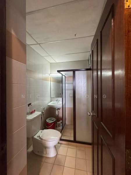 Kondominium untuk Dijual di Gurney Villa - Nicole Wong - Bathroom - PropertyGuru.com.my