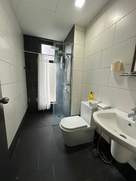 Servis Apartment untuk Disewa di Univ 360 Place - Levis Chan - Bathroom - PropertyGuru.com.my