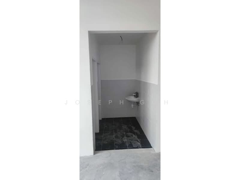 Shop for Rent in Taman Bukit Kaze (Ulu Tiram) - Joseph Goh - Bathroom - PropertyGuru.com.my