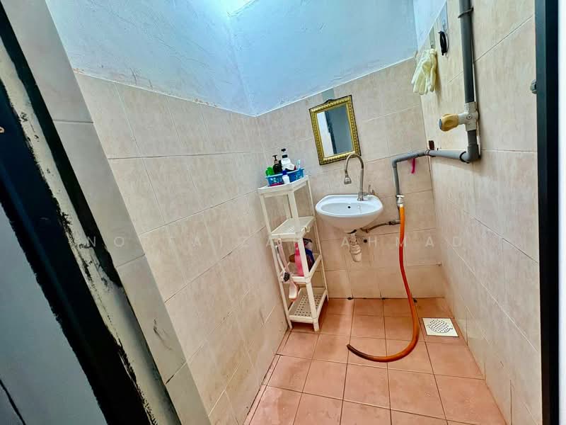 Pangsapuri untuk Dijual di Seri Aman Apartment - Norfaizah Ahmad - Bathroom - PropertyGuru.com.my