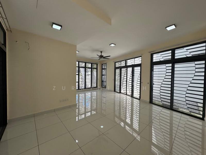 3-storey Terraced House for Sale in Laman Glenmarie (Shah Alam) - Zuraini Soh - Living Room - PropertyGuru.com.my
