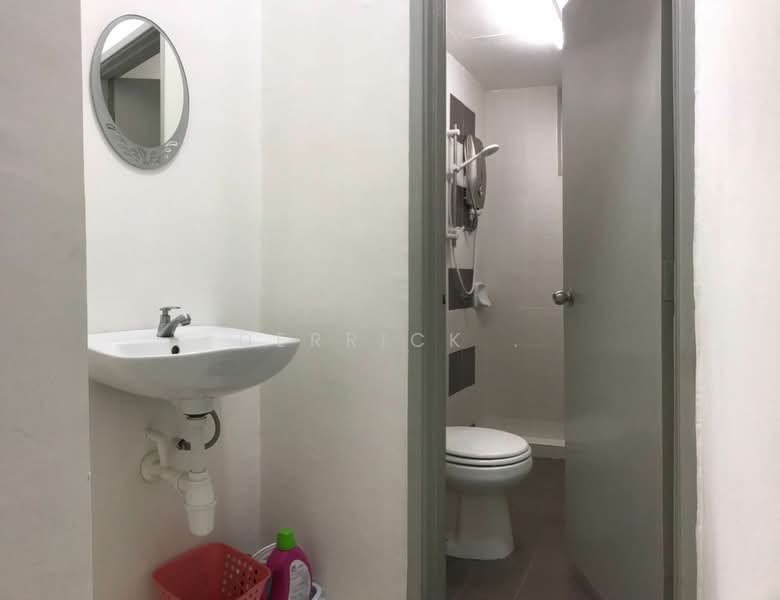 Kondominium untuk Disewa di The Golden Triangle Condominium - Derrick . - Bathroom - PropertyGuru.com.my