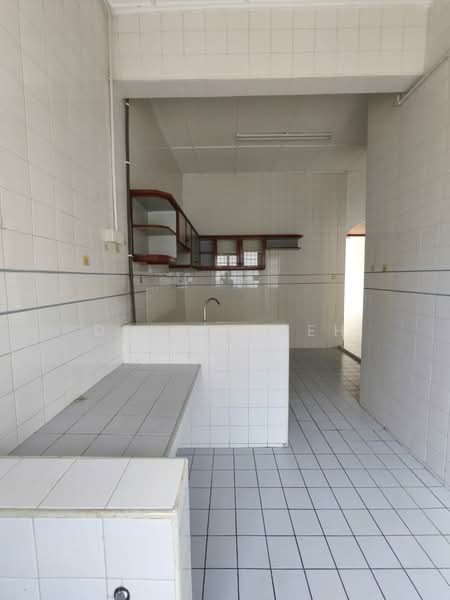1-storey Terraced House for Rent in Taman Molek (Johor Bahru) - Dennis Peh - Kitchen - PropertyGuru.com.my