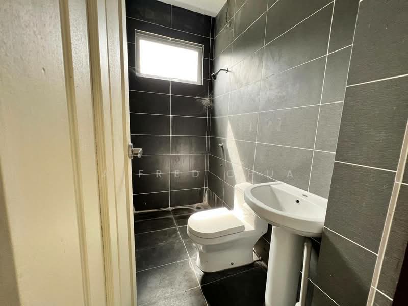 Semi-Detached House for Sale in Kota Sentosa (Kuching) - Alfred Chua - Bathroom - PropertyGuru.com.my