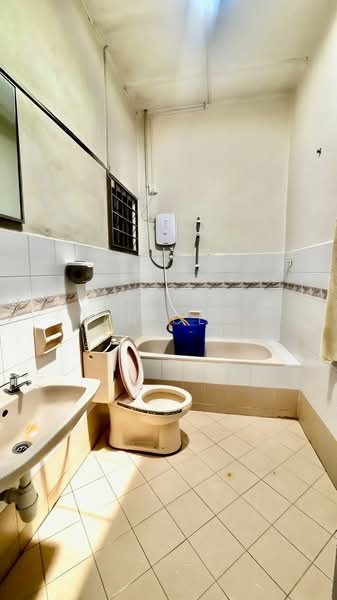 2-storey Terraced House for Sale in Taman Desa Cemerlang (Ulu Tiram) - Janice . - Bathroom - PropertyGuru.com.my
