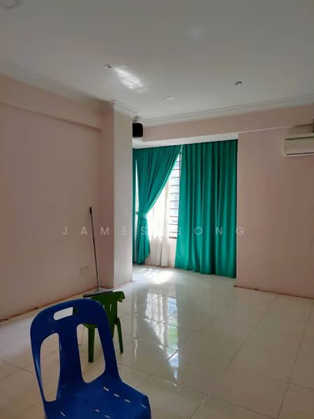 Pangsapuri untuk Dijual di Pulai View - James Bong - Living Room - PropertyGuru.com.my