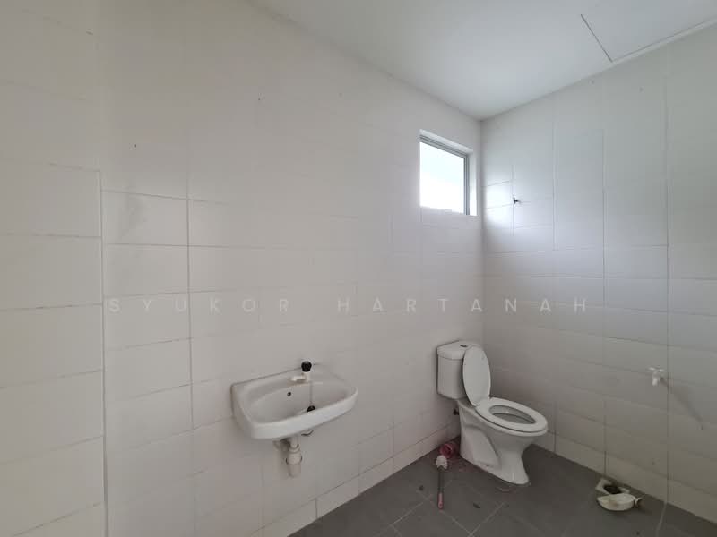 Semi-Detached House for Sale in Ijok (Selangor) - Syukor Hartanah - Bathroom - PropertyGuru.com.my