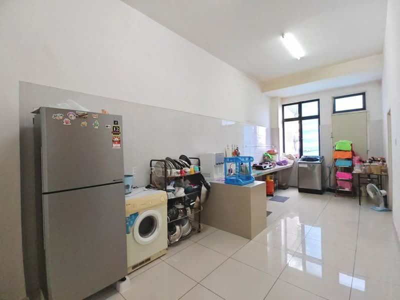 Semi-Detached House for Sale in Bandar Cemerlang (Ulu Tiram) - Eric Lee - Kitchen - PropertyGuru.com.my