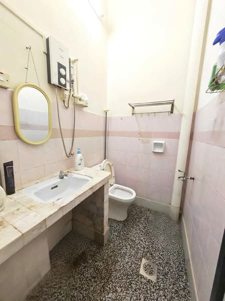 Rumah Teres 1.5 Tingkat untuk Dijual di Taman Molek (Johor Bahru) - Karl Lim - Bathroom - PropertyGuru.com.my