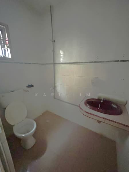 Rumah Teres 1 Tingkat untuk Dijual di Taman Johor Jaya (Johor Bahru) - Karl Lim - Bathroom - PropertyGuru.com.my