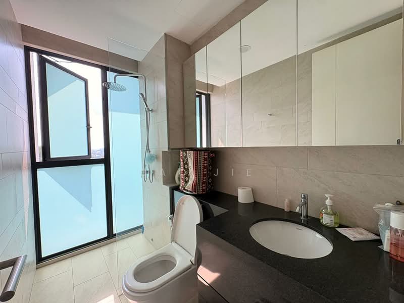 Kondominium untuk Dijual di One Central Park - Bao Jie - Bathroom - PropertyGuru.com.my