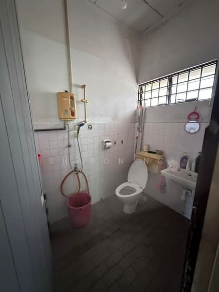 2-storey Terraced House for Sale in Taman Pelangi (Johor Bahru) - Sharon Ng - Bathroom - PropertyGuru.com.my