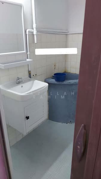 Rumah Flat untuk Dijual di Flat Taman Bukit Angkasa - Fazillah Rahim - Bathroom - PropertyGuru.com.my