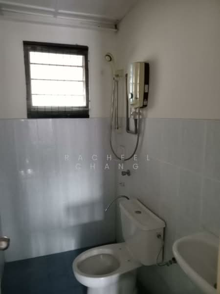Rumah Bandar untuk Disewa di Kampung Desa Aman (Sungai Buloh) - Racheel Chang - Bathroom - PropertyGuru.com.my