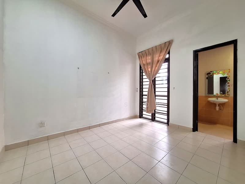 2-storey Terraced House for Sale in Bandar Kinrara Seksyen 6 (Bandar Kinrara) - Lily Siow - Room - PropertyGuru.com.my