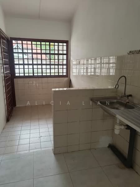 Rumah Teres 1.5 Tingkat untuk Dijual di Taman Pelangi Indah (Ulu Tiram) - Alicia Lian - Kitchen - PropertyGuru.com.my
