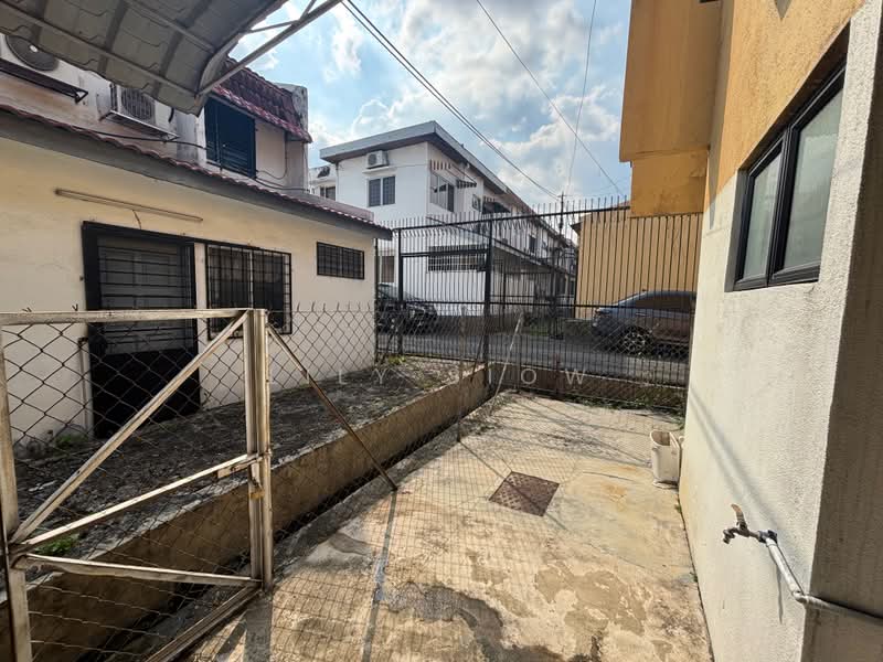 2-storey Terraced House for Sale in Kelana Jaya (Petaling Jaya) - Lily Siow - Backyard - PropertyGuru.com.my