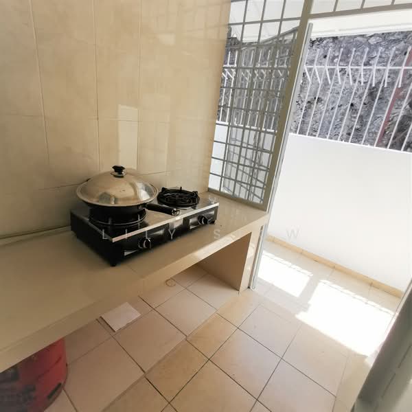 2-storey Terraced House for Sale in Bandar Putra Permai (Seri Kembangan) - Lily Siow - Kitchen - PropertyGuru.com.my