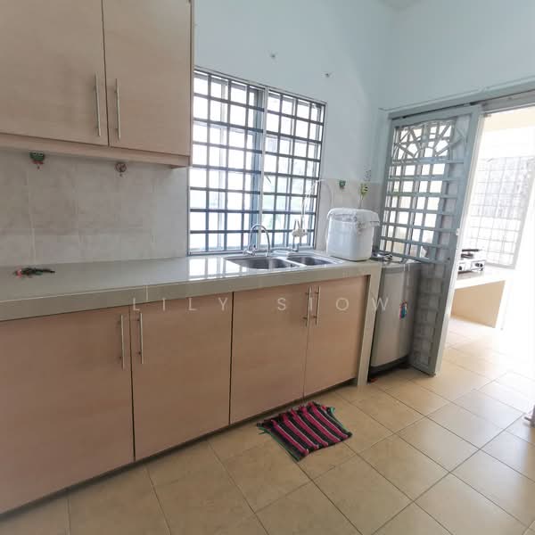 2-storey Terraced House for Sale in Bandar Putra Permai (Seri Kembangan) - Lily Siow - Kitchen - PropertyGuru.com.my