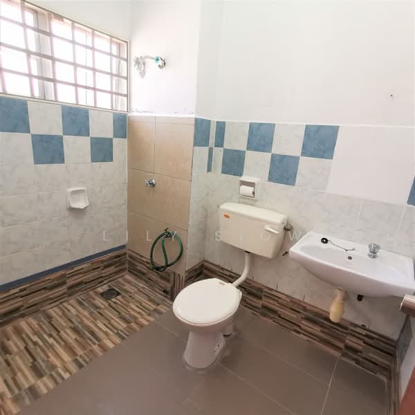 2-storey Terraced House for Sale in Bandar Putra Permai (Seri Kembangan) - Lily Siow - Bathroom - PropertyGuru.com.my