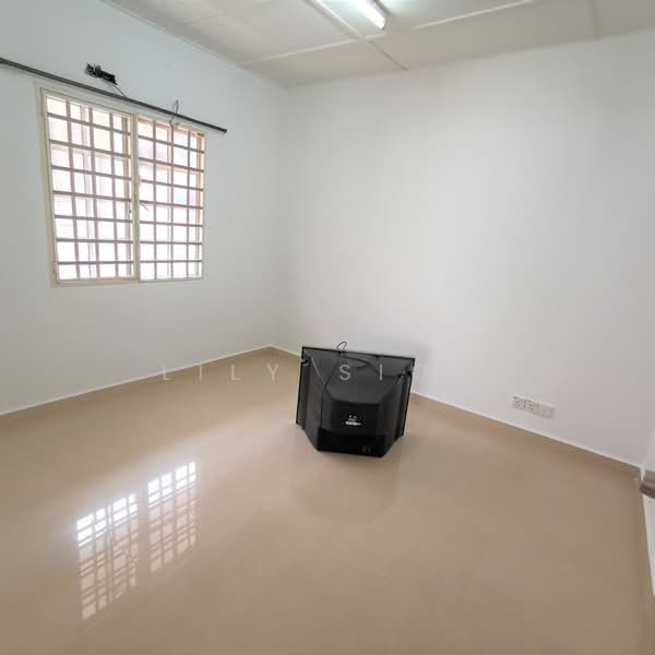 2-storey Terraced House for Sale in Bandar Putra Permai (Seri Kembangan) - Lily Siow - Bedroom - PropertyGuru.com.my