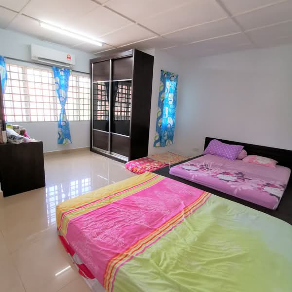 2-storey Terraced House for Sale in Bandar Putra Permai (Seri Kembangan) - Lily Siow - Bedroom - PropertyGuru.com.my