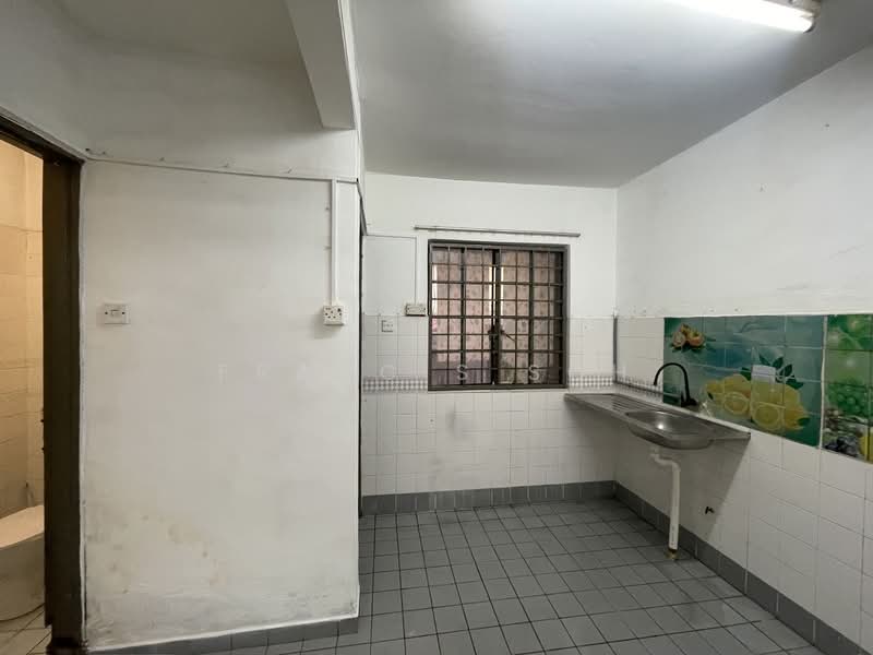 2-storey Terraced House for Rent in Taman Industri Bolton (Batu Caves) - Francis Soh - Kitchen - PropertyGuru.com.my