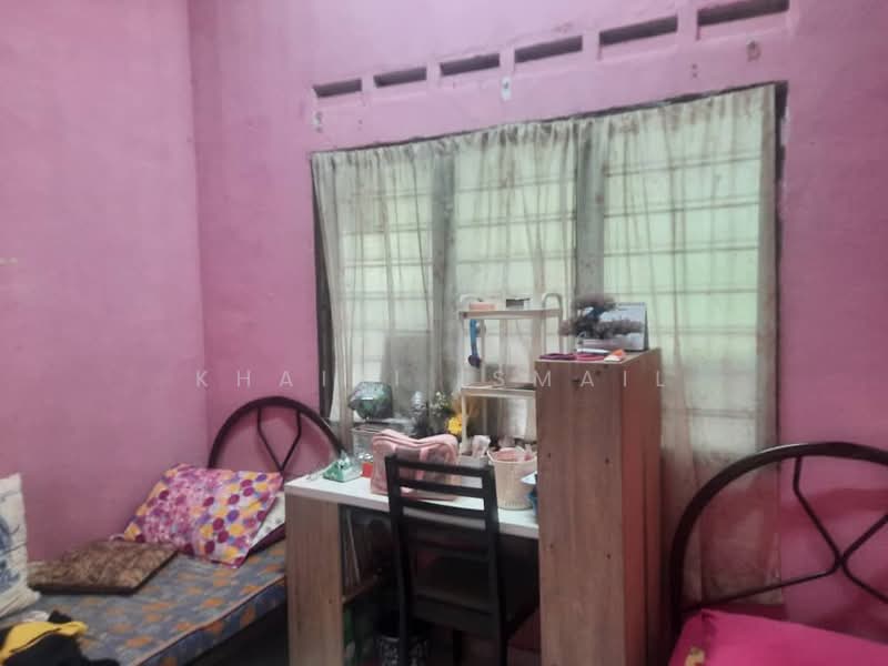 Rumah Teres 1-Tingkat untuk Dijual di Taman Harmoni (Jementah) - Khairi Ismail - Bedroom - PropertyGuru.com.my