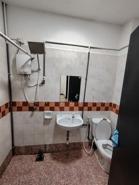 Rumah Teres 2 Tingkat untuk Disewa di Taman Mount Austin (Tebrau) - Liew Vun Hau - Bathroom - PropertyGuru.com.my