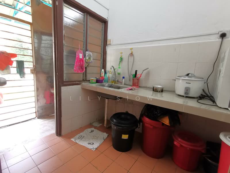 2-storey Terraced House for Sale in Lestari Putra (Seri Kembangan) - Lily Siow - Kitchen - PropertyGuru.com.my
