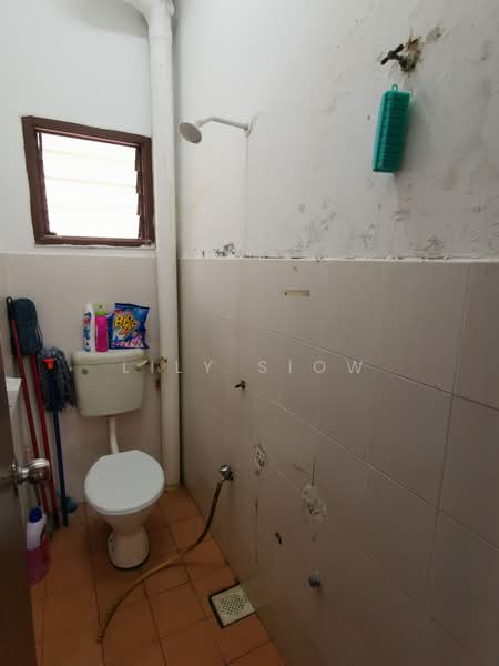 2-storey Terraced House for Sale in Lestari Putra (Seri Kembangan) - Lily Siow - Bathroom - PropertyGuru.com.my