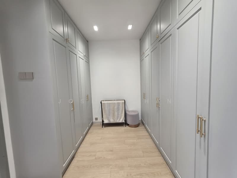 Rumah Berkembar untuk Dijual di U12, Taman Desa Alam (Shah Alam) - Joseph Chan - Closet area master bedroom - PropertyGuru.com.my