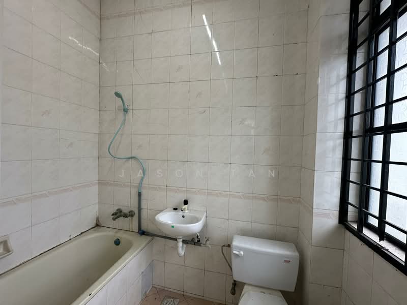Rumah Teres 2 Tingkat untuk Dijual di Taman Desa Cemerlang (Ulu Tiram) - Jason Tan - Bathroom - PropertyGuru.com.my