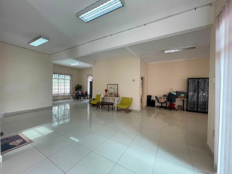 Rumah Banglo untuk Dijual di Bandar Putra (Kulai) - Daniel Yong - Living Room - PropertyGuru.com.my
