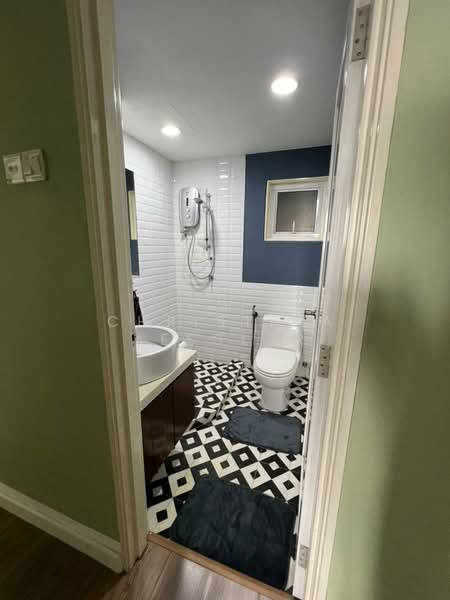 Service Residence for Sale at Main Place Residence - Christina Lesslar - Bathroom - PropertyGuru.com.my