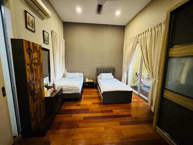 Rumah Berkembar untuk Dijual di Temasya Glenmarie (Glenmarie) - Mohd Fadzli - Bedroom - PropertyGuru.com.my