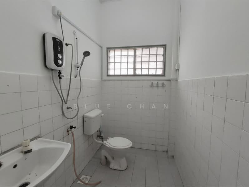 Pangsapuri untuk Disewa di Ria 1 - Blue Chan - Bathroom - PropertyGuru.com.my