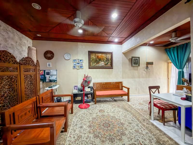 Rumah Teres 1 Tingkat untuk Dijual di Seksyen 18 (Shah Alam) - Izzat Zamros - Living Room - PropertyGuru.com.my