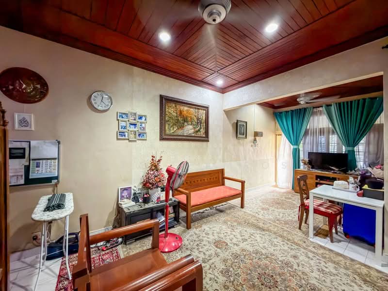 Rumah Teres 1 Tingkat untuk Dijual di Seksyen 18 (Shah Alam) - Izzat Zamros - Living Room - PropertyGuru.com.my