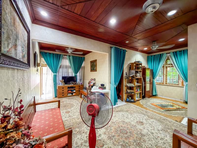 Rumah Teres 1 Tingkat untuk Dijual di Seksyen 18 (Shah Alam) - Izzat Zamros - Living Room - PropertyGuru.com.my
