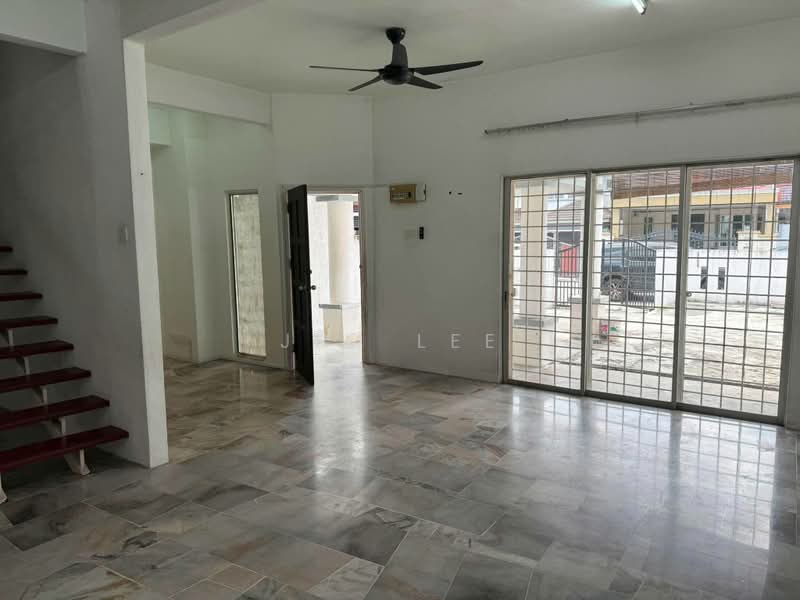 Rumah Teres 2 Tingkat untuk Disewa di Bandar Putra Permai (Seri Kembangan) - Jim Lee - Living Room - PropertyGuru.com.my