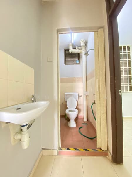 Pangsapuri untuk Disewa di Abdullah Hukum Apartment - Desmond Low - Bathroom - PropertyGuru.com.my