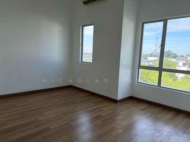 Condominium for Rent at Bayan Villa, Seri Kembangan - Nicholas Tan - master room - PropertyGuru.com.my