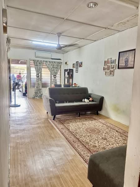 1-storey Terraced House for Sale in Bandar Kinrara Seksyen 1 (Bandar Kinrara) - Azmi . - Living Room - PropertyGuru.com.my