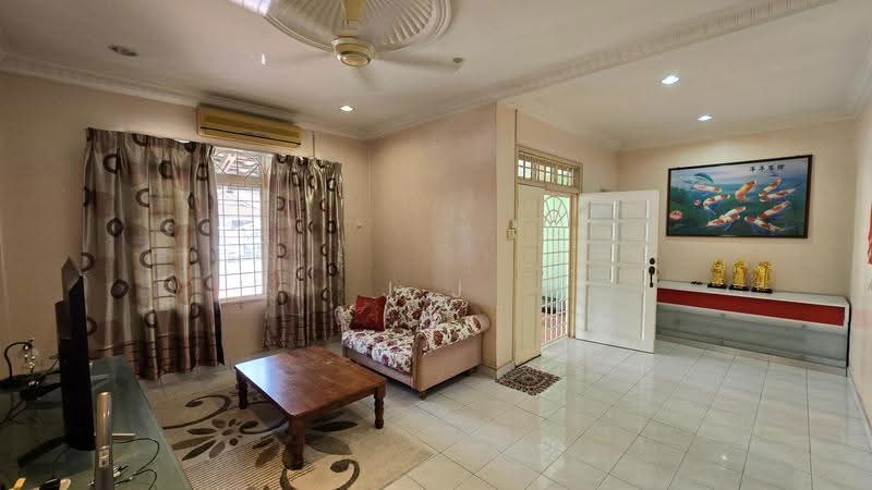 2-storey Terraced House for Sale in Kota Kemuning (Shah Alam) - J J - Living Room - PropertyGuru.com.my