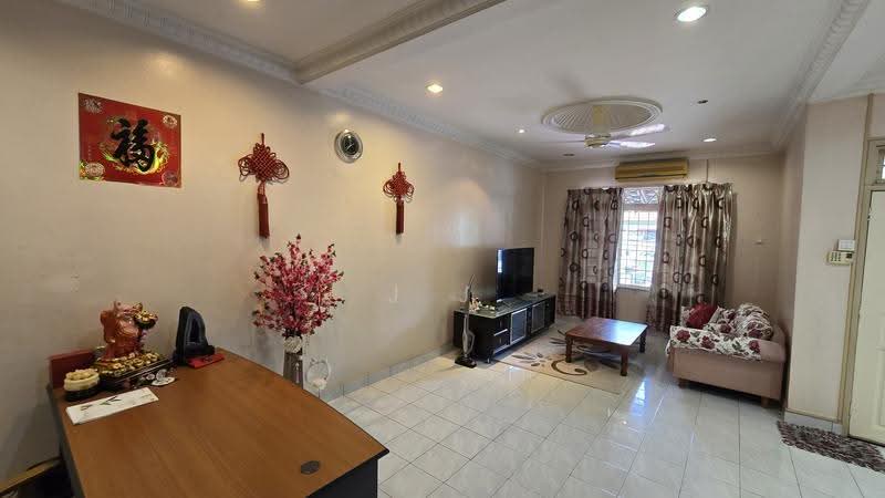 2-storey Terraced House for Sale in Kota Kemuning (Shah Alam) - J J - Living Room - PropertyGuru.com.my